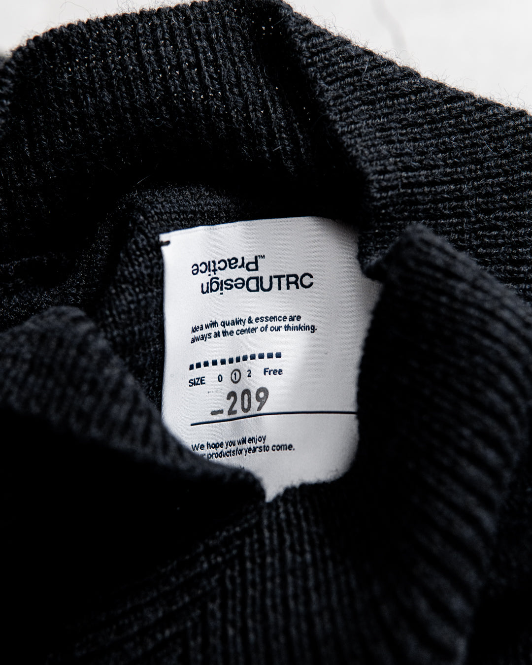 UNTRACE V-NECK PULLOVER KNIT_209