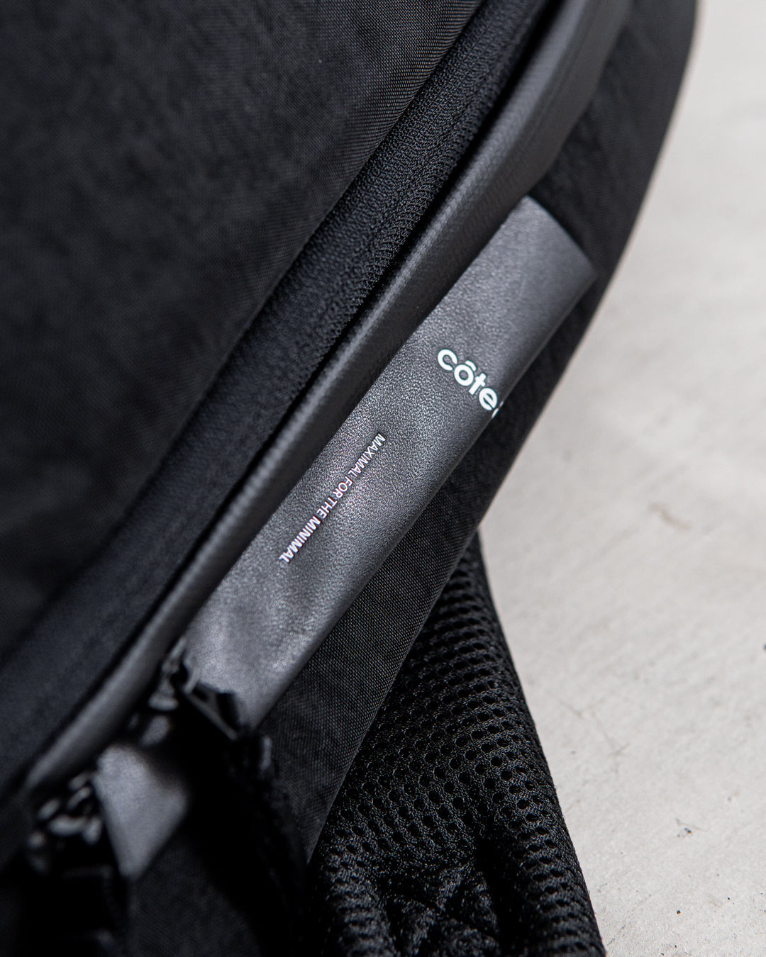 cote&ciel Isar M Round Carbon Black