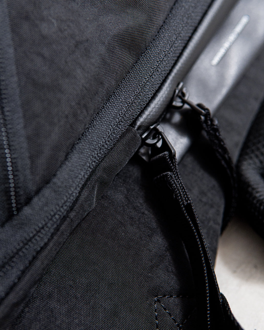 cote&ciel Isar M Round Carbon Black