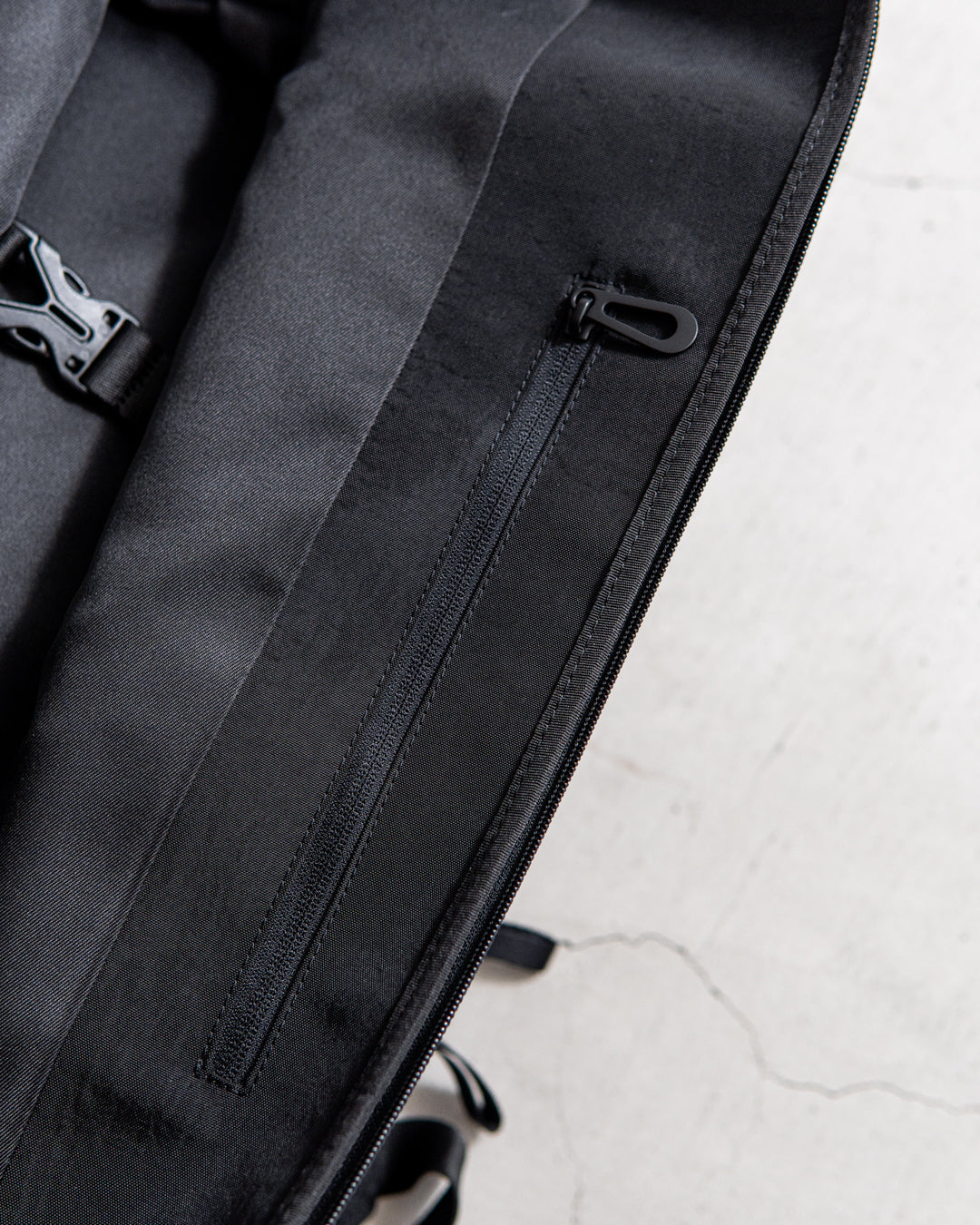 cote&ciel Isar M Round Carbon Black