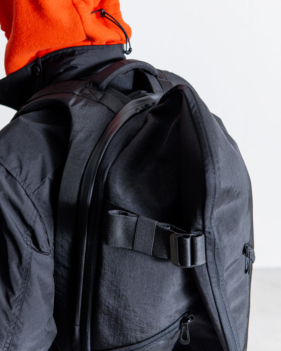 cote&ciel Isar M Round Carbon Black