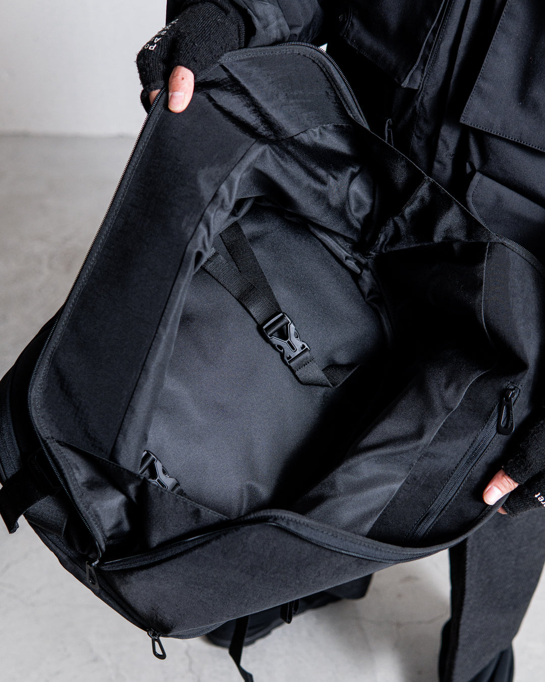 cote&ciel Isar M Round Carbon Black