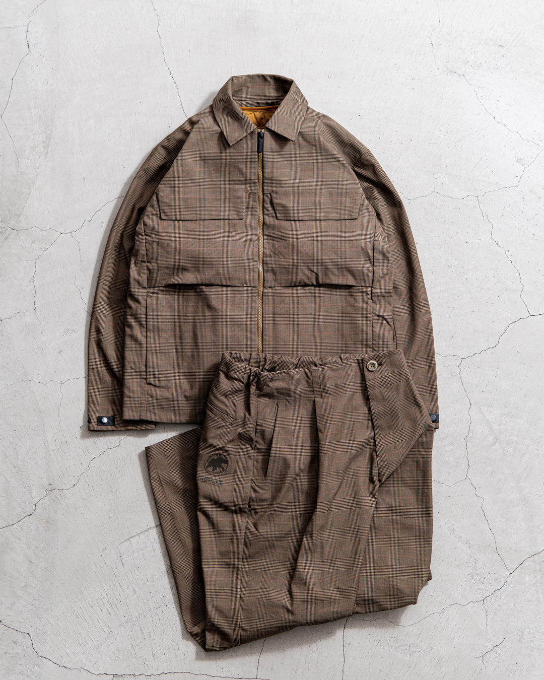 【limited】HUNTING WORLD CRAFTED BY DESCENTE.LAB ATY STRETCH WOVEN ONE TUCK CURVE PANTS
