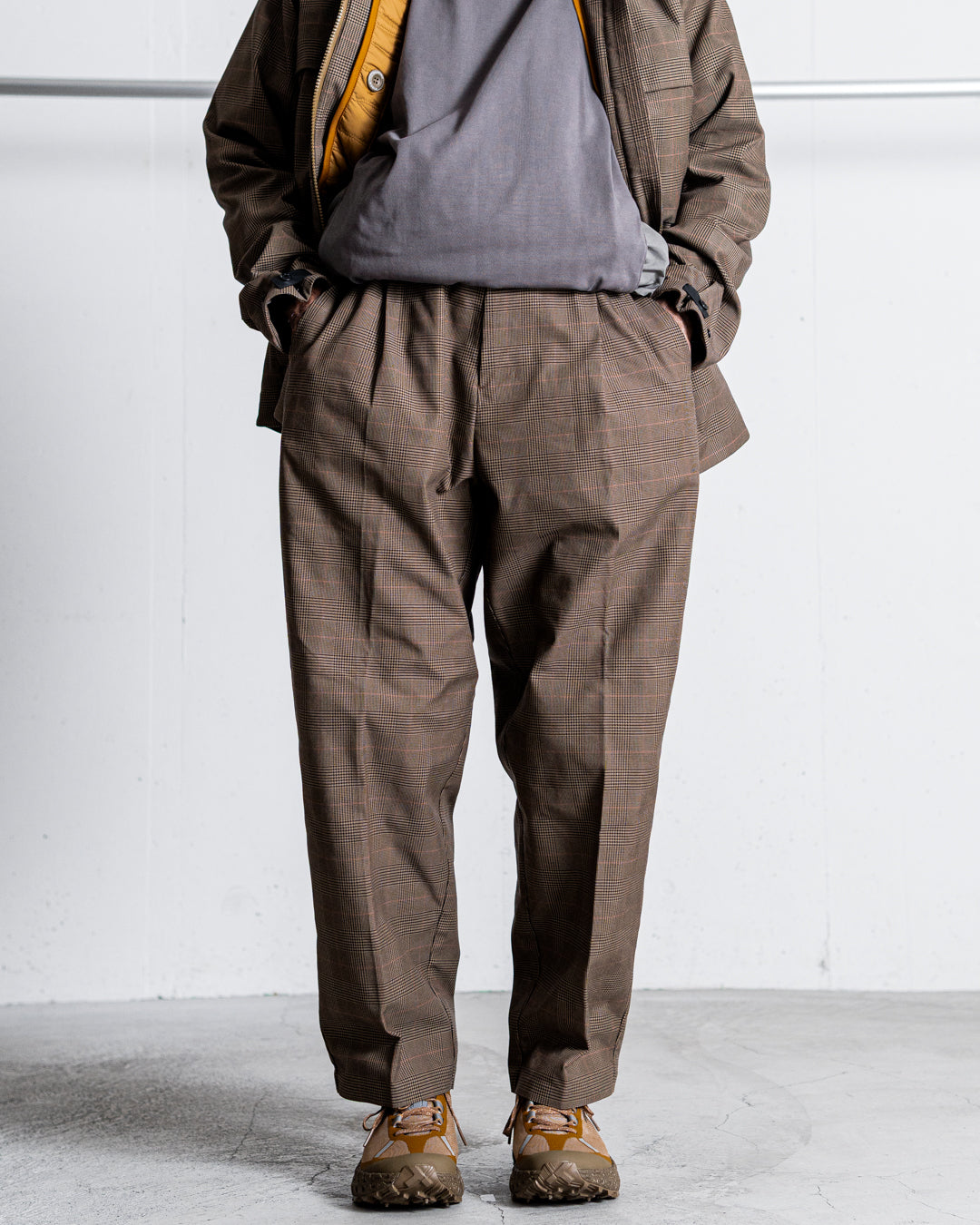 【limited】HUNTING WORLD CRAFTED BY DESCENTE.LAB ATY STRETCH WOVEN ONE TUCK CURVE PANTS