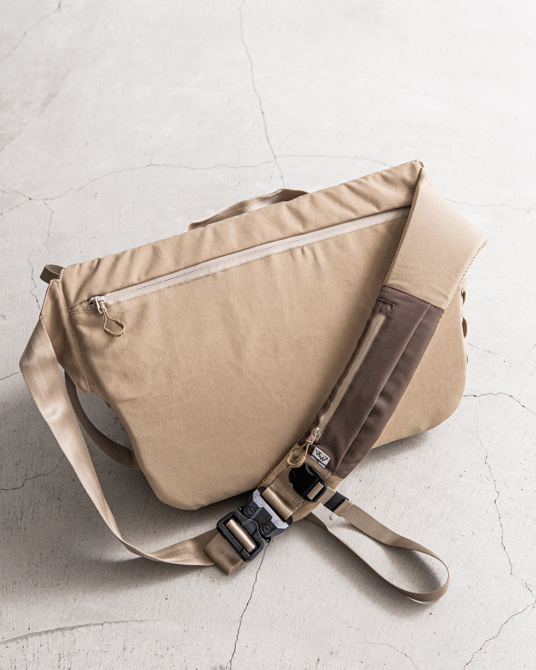CMF OUTDOOR GARMENT MESSENGER BAG SMOOTH NYLON