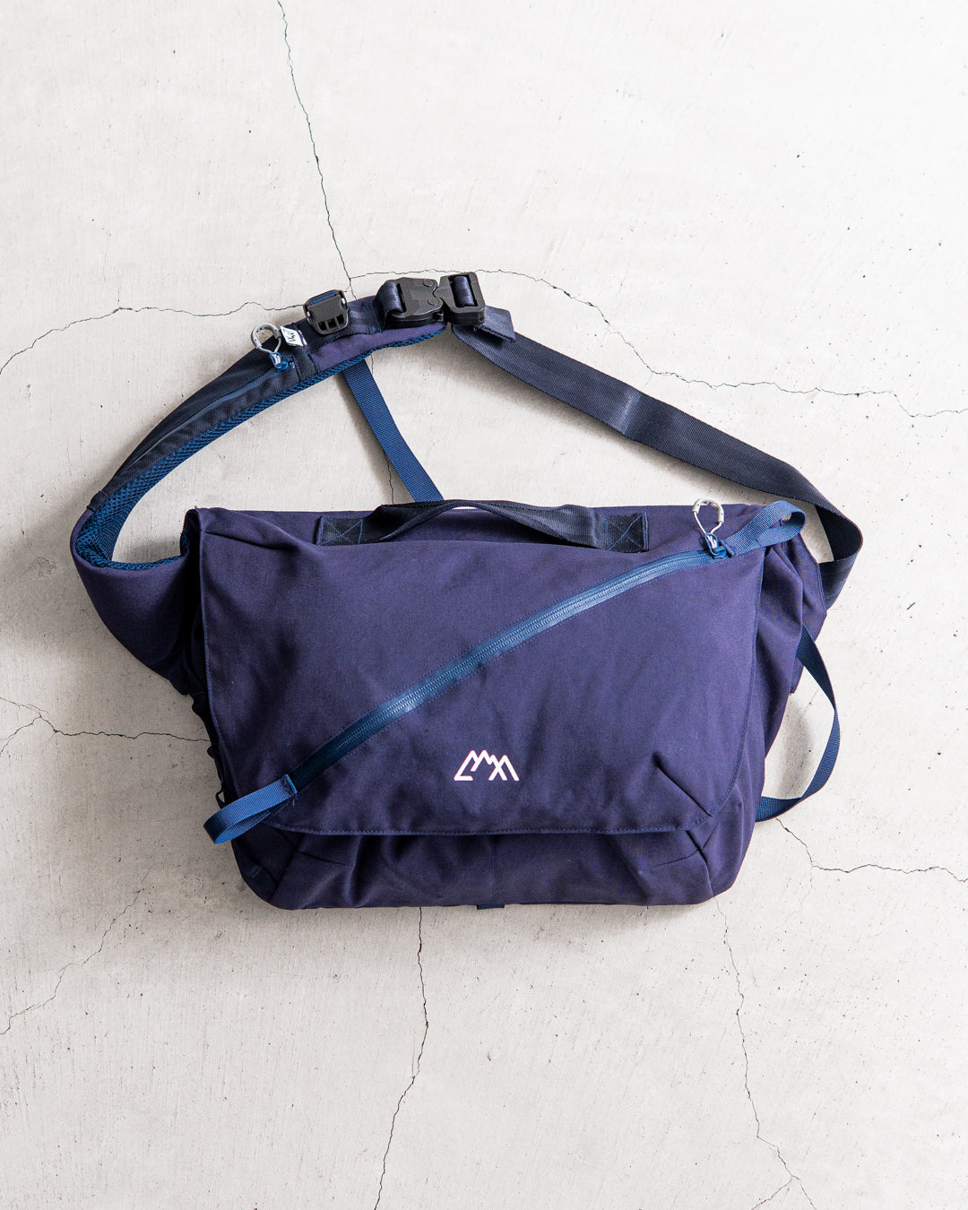 CMF OUTDOOR GARMENT MESSENGER BAG SMOOTH NYLON