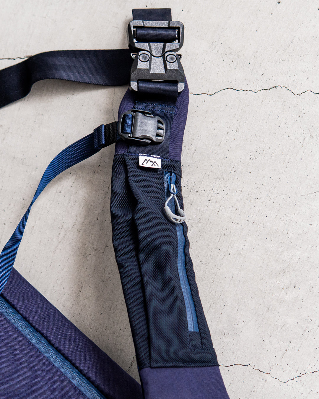 CMF OUTDOOR GARMENT MESSENGER BAG SMOOTH NYLON