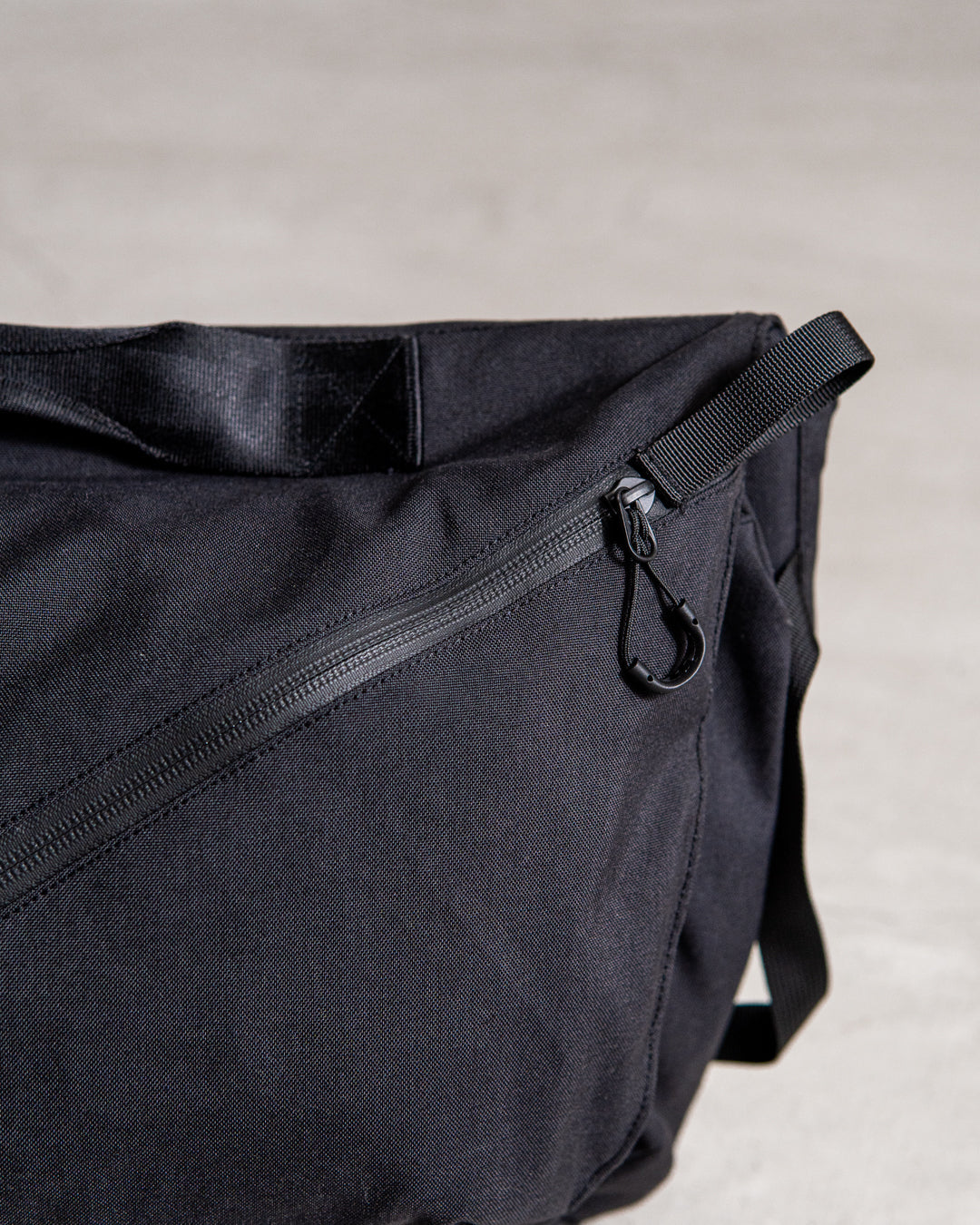 CMF OUTDOOR GARMENT MESSENGER BAG SMOOTH NYLON