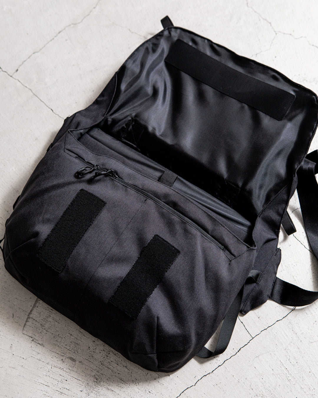 CMF OUTDOOR GARMENT MESSENGER BAG SMOOTH NYLON