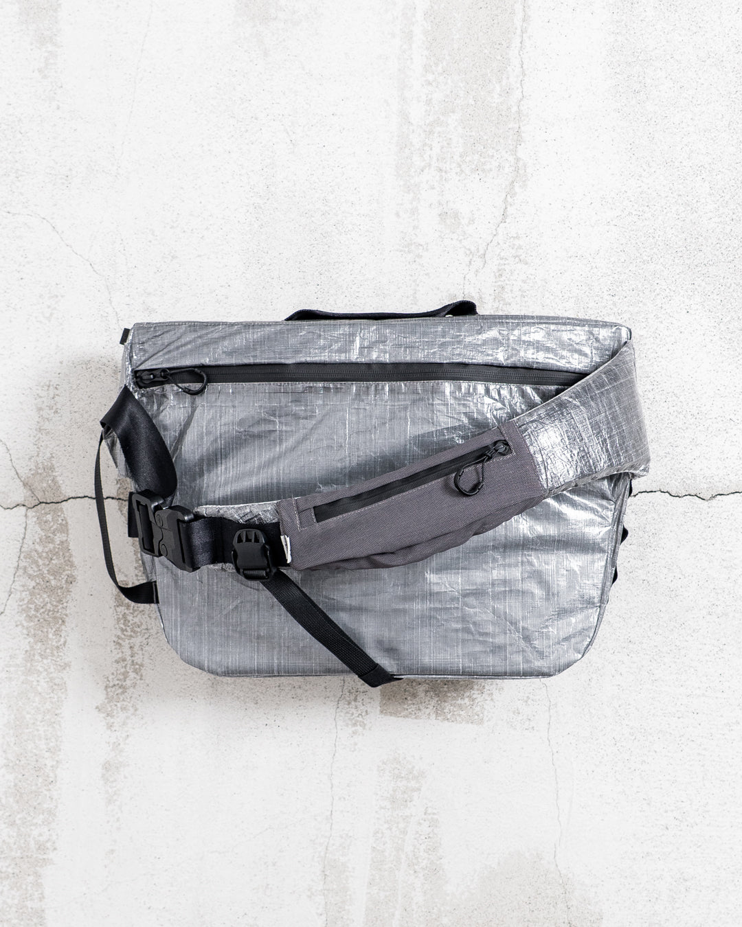 CMF OUTDOOR GARMENT MESSENGER BAG DYNEEMA