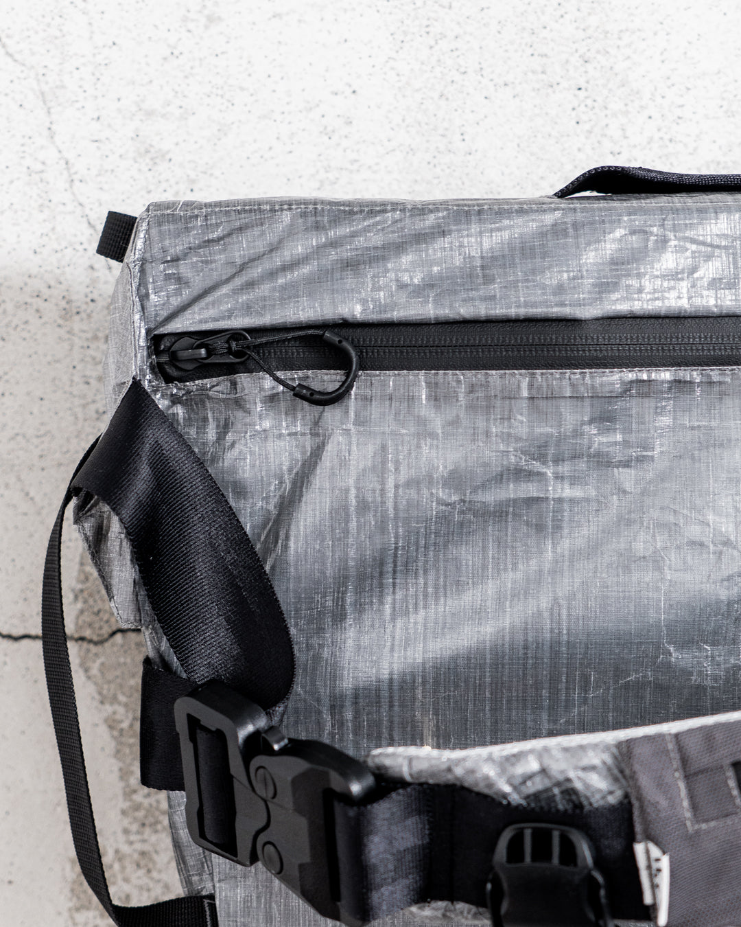 CMF OUTDOOR GARMENT MESSENGER BAG DYNEEMA