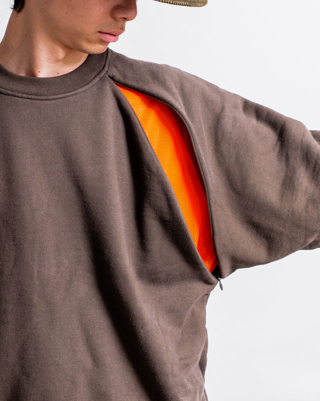 【8.8 sat 0:00 release】is-ness Ventilated Sweatshirt