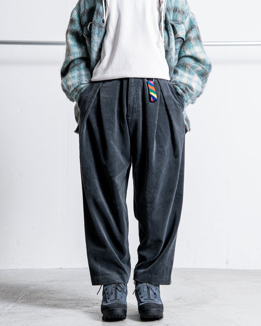 通販] is-ness(イズネス) CORDUROY TUCK TROUSERS 商品ページ – zentex