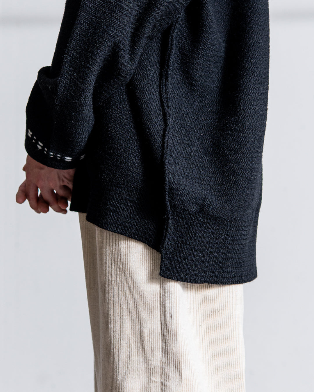 UNTRACE V-NECK PULLOVER KNIT_209