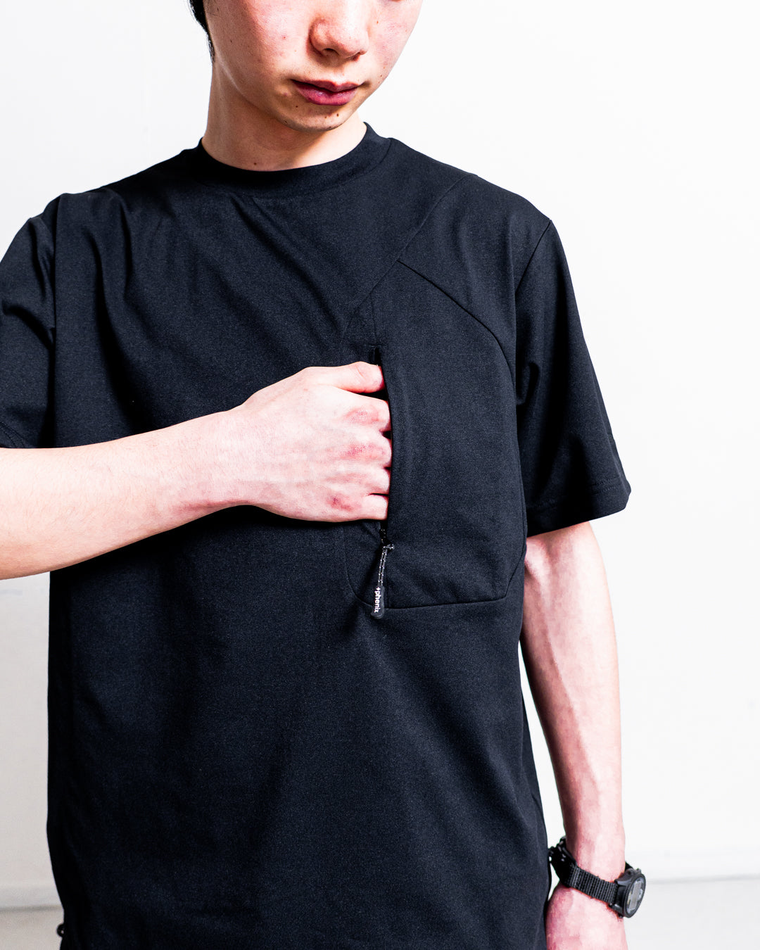 +phenix HIDDEN ZIP POCKET SHORT SLEEVE TEE